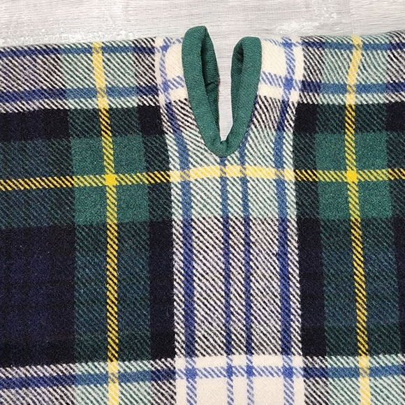 VINTAGE Virgin Wool Made In Scotland Plaid Tartan Blanket Poncho Tassels - Picture 8 of 16